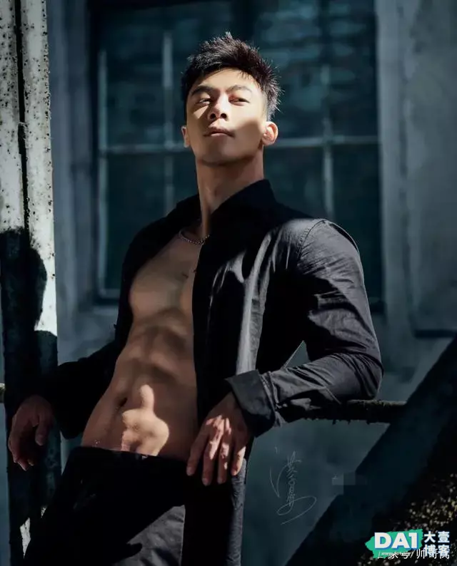 黑色系男体写真，废墟+阳光，这荷尔蒙的味道简直让人无法呼吸！