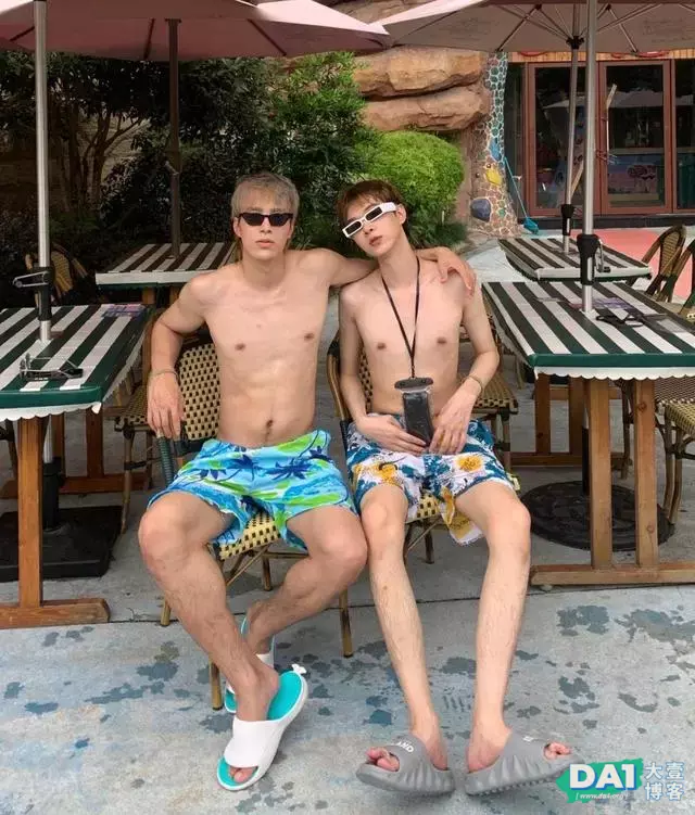 夏天男生最爱玩的游戏,原来是带着好兄弟去游泳,这身材该健身了 夏天男生最爱玩的游戏,原来是带着好兄弟去游泳,这身材该健身了