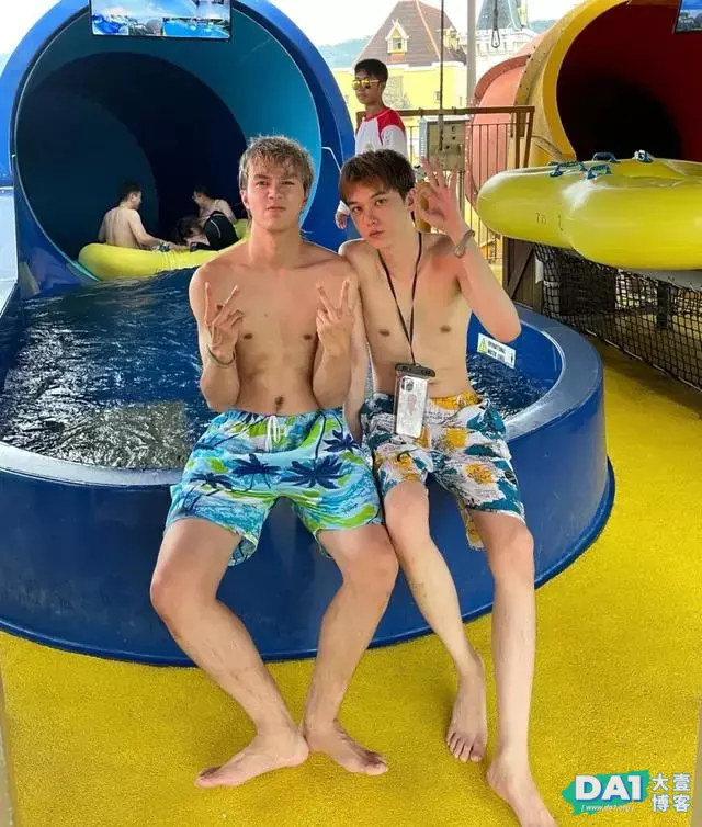 夏天男生最爱玩的游戏,原来是带着好兄弟去游泳,这身材该健身了 夏天男生最爱玩的游戏,原来是带着好兄弟去游泳,这身材该健身了
