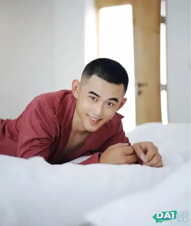 健壮的身材,阳刚的气质,爱健身的男生浑身散发诱人的荷尔蒙气息 健壮的身材,阳刚的气质,爱健身的男生浑身散发诱人的荷尔蒙气息