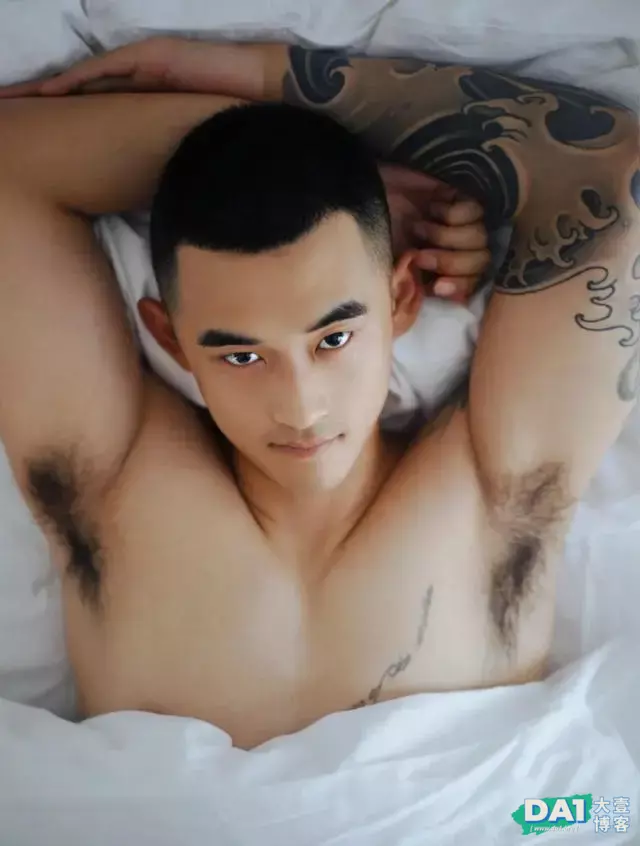 健壮的身材,阳刚的气质,爱健身的男生浑身散发诱人的荷尔蒙气息 健壮的身材,阳刚的气质,爱健身的男生浑身散发诱人的荷尔蒙气息