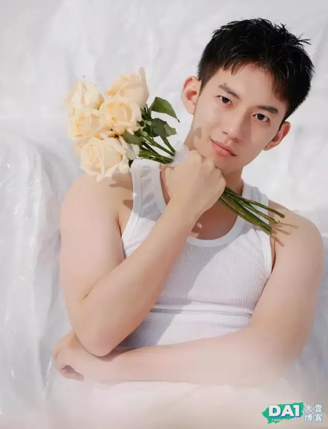 颜高条顺的阳光大男孩,酷酷的表情有点痞坏,网友:这小子真帅! 颜高条顺的阳光大男孩,酷酷的表情有点痞坏,网友:这小子真帅!