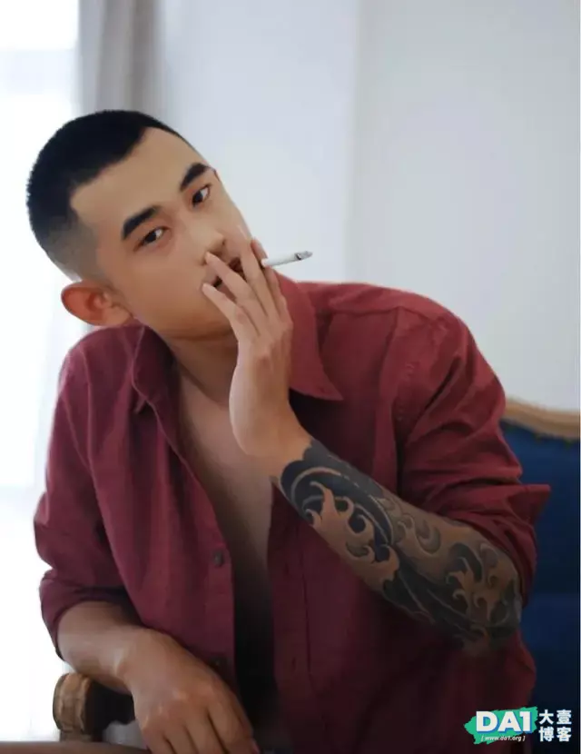 健壮的身材,阳刚的气质,爱健身的男生浑身散发诱人的荷尔蒙气息 健壮的身材,阳刚的气质,爱健身的男生浑身散发诱人的荷尔蒙气息