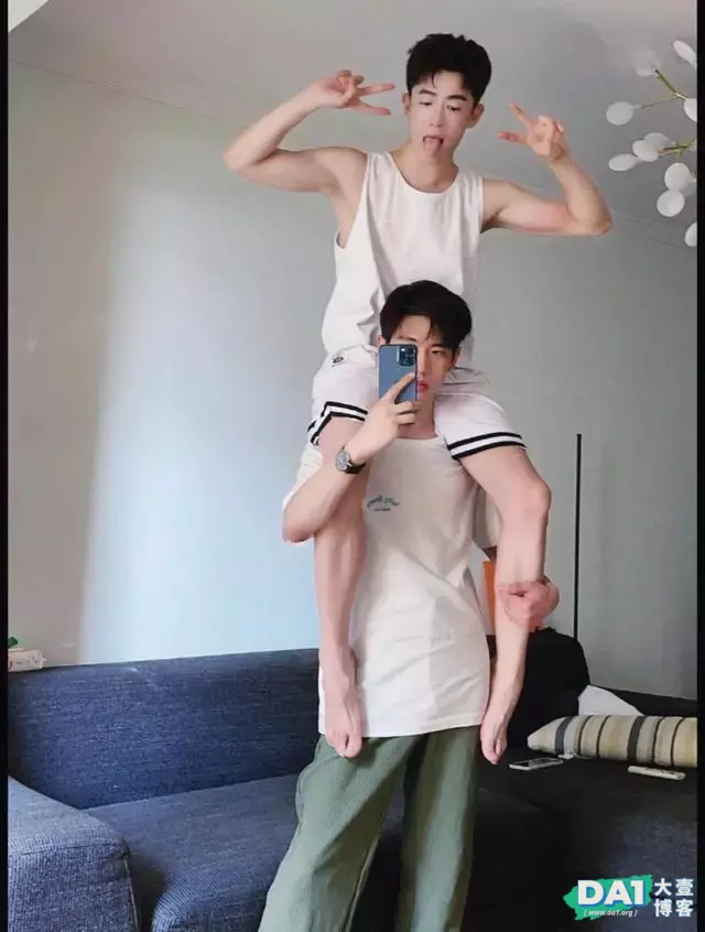喜欢白色的阳光小哥哥,果然长相不简单,就连他的室友都这么好看 喜欢白色的阳光小哥哥,果然长相不简单,就连他的室友都这么好看