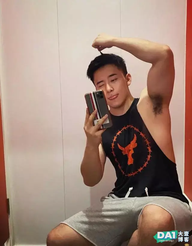自拍爱伸舌头肌肉男,这样的臭弟弟好可爱!提前送上你的七夕男友 自拍爱伸舌头肌肉男,这样的臭弟弟好可爱!提前送上你的七夕男友