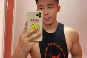 自拍爱伸舌头肌肉男,这样的臭弟弟好可爱!提前送上你的七夕男友-大壹博客
