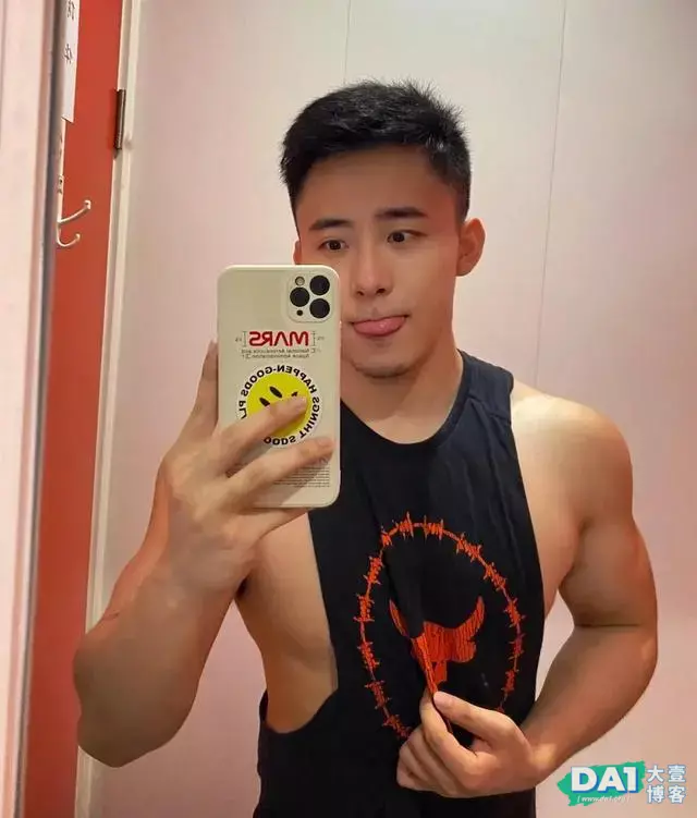 自拍爱伸舌头肌肉男,这样的臭弟弟好可爱!提前送上你的七夕男友 自拍爱伸舌头肌肉男,这样的臭弟弟好可爱!提前送上你的七夕男友