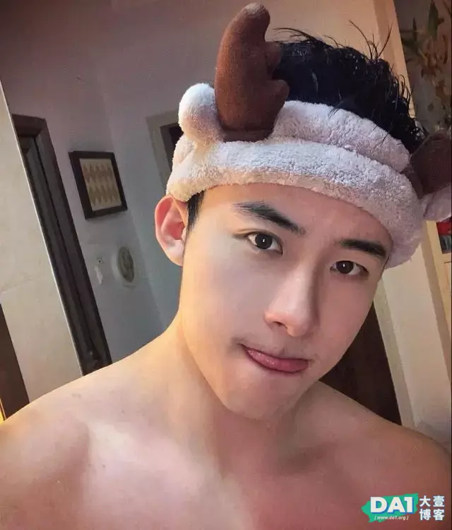 自拍爱伸舌头肌肉男,这样的臭弟弟好可爱!提前送上你的七夕男友 自拍爱伸舌头肌肉男,这样的臭弟弟好可爱!提前送上你的七夕男友