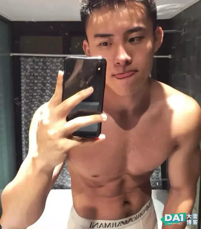 自拍爱伸舌头肌肉男,这样的臭弟弟好可爱!提前送上你的七夕男友 自拍爱伸舌头肌肉男,这样的臭弟弟好可爱!提前送上你的七夕男友