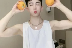 夏日炎炎水果超甜，颜值如水果般甜美的小奶狗，肌肤白到怀疑人生-大壹博客