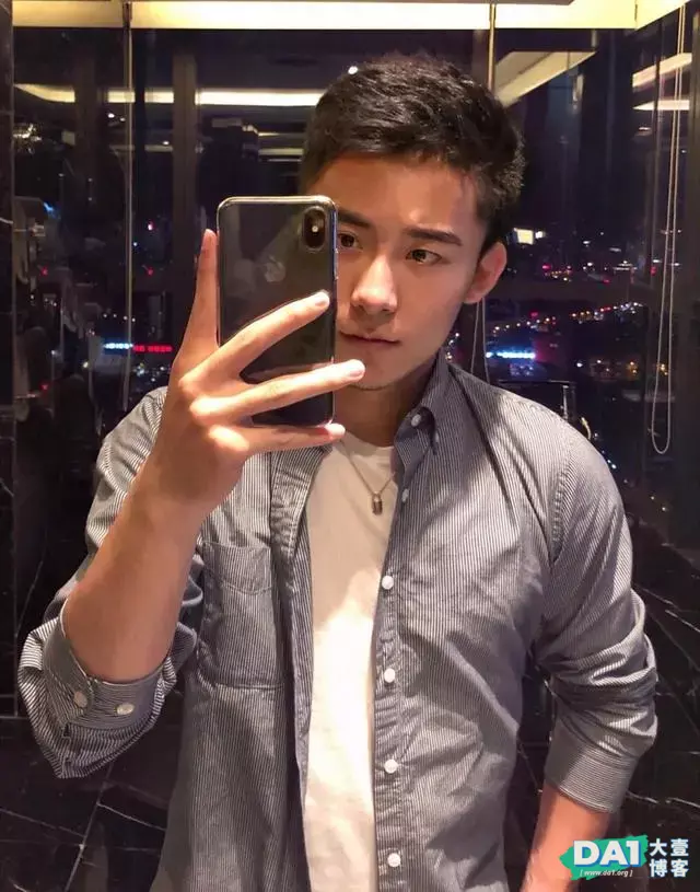 自拍爱伸舌头肌肉男,这样的臭弟弟好可爱!提前送上你的七夕男友 自拍爱伸舌头肌肉男,这样的臭弟弟好可爱!提前送上你的七夕男友