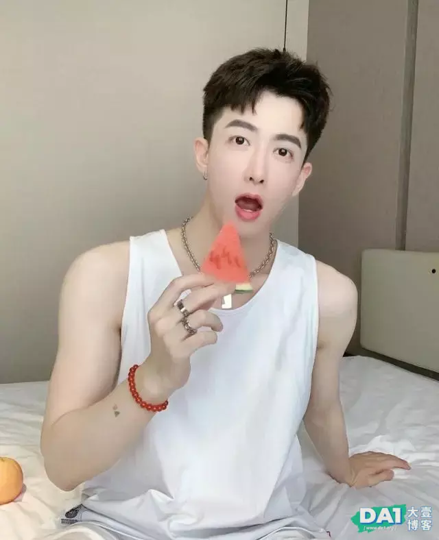夏日炎炎水果超甜,颜值如水果般甜美的小奶狗,肌肤白到怀疑人生 夏日炎炎水果超甜,颜值如水果般甜美的小奶狗,肌肤白到怀疑人生