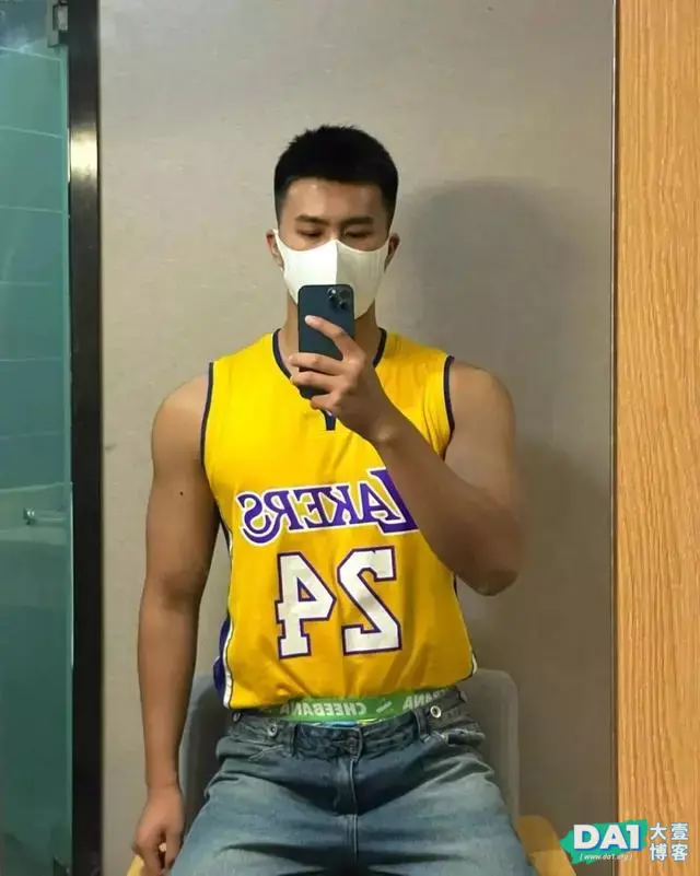 身高191CM寸头体育生,阳刚、健壮有活力,运动男孩果然是最帅的 身高191CM寸头体育生,阳刚、健壮有活力,运动男孩果然是最帅的
