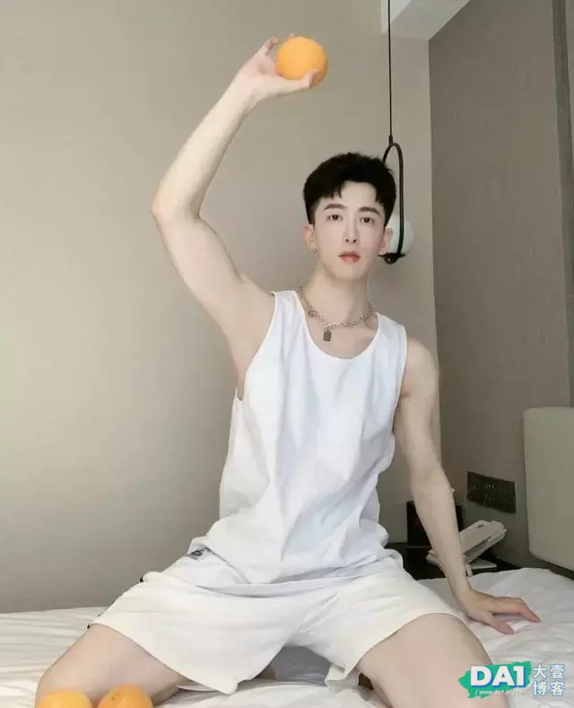 夏日炎炎水果超甜,颜值如水果般甜美的小奶狗,肌肤白到怀疑人生 夏日炎炎水果超甜,颜值如水果般甜美的小奶狗,肌肤白到怀疑人生