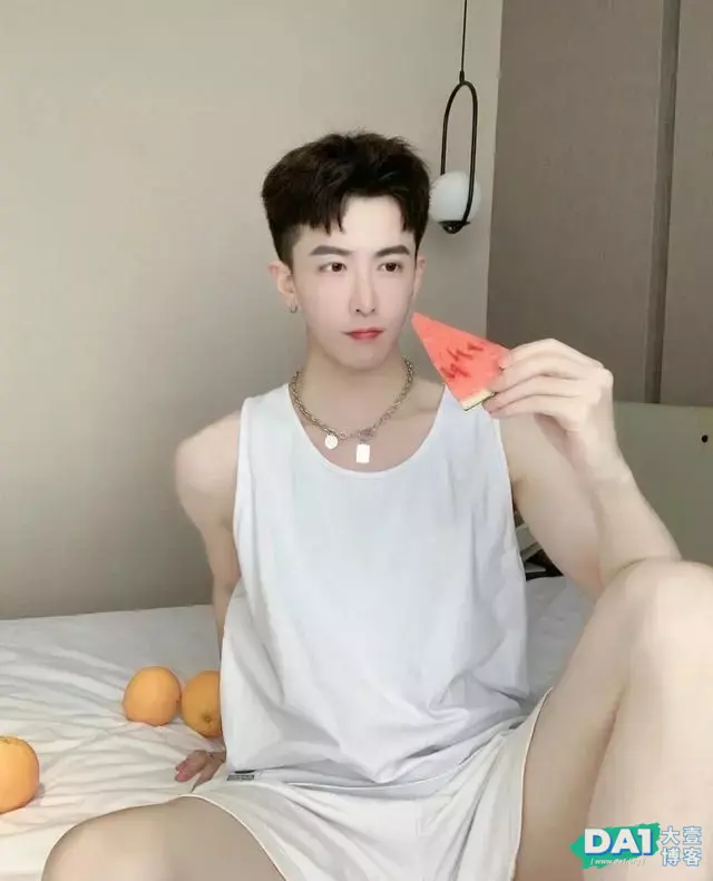 夏日炎炎水果超甜,颜值如水果般甜美的小奶狗,肌肤白到怀疑人生 夏日炎炎水果超甜,颜值如水果般甜美的小奶狗,肌肤白到怀疑人生