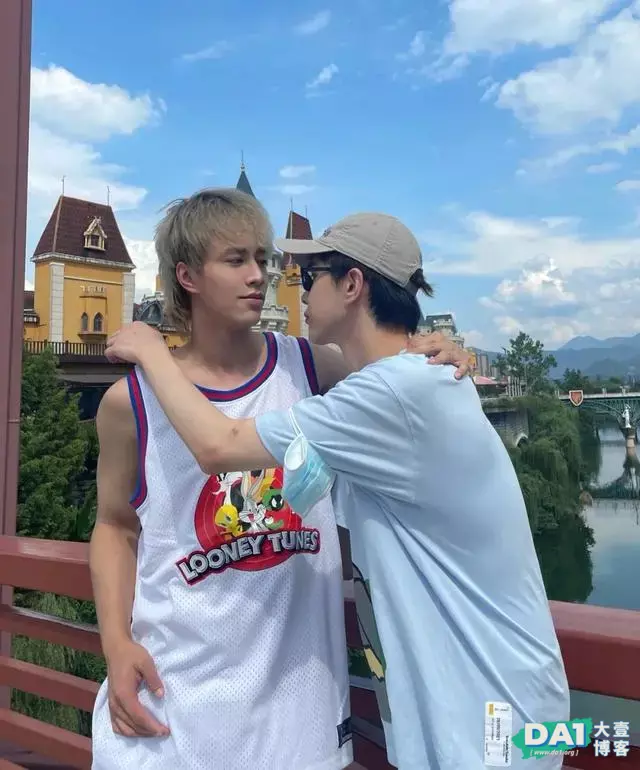 和室友在一起后的甜蜜日常生活,原来和颜值高男生住一起,也不赖 和室友在一起后的甜蜜日常生活,原来和颜值高男生住一起,也不赖