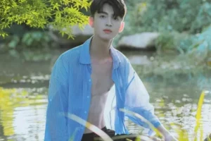 山涧溪水中的阳光腹肌男孩,外形有点酷,网友:画面太美,心动了-大壹博客