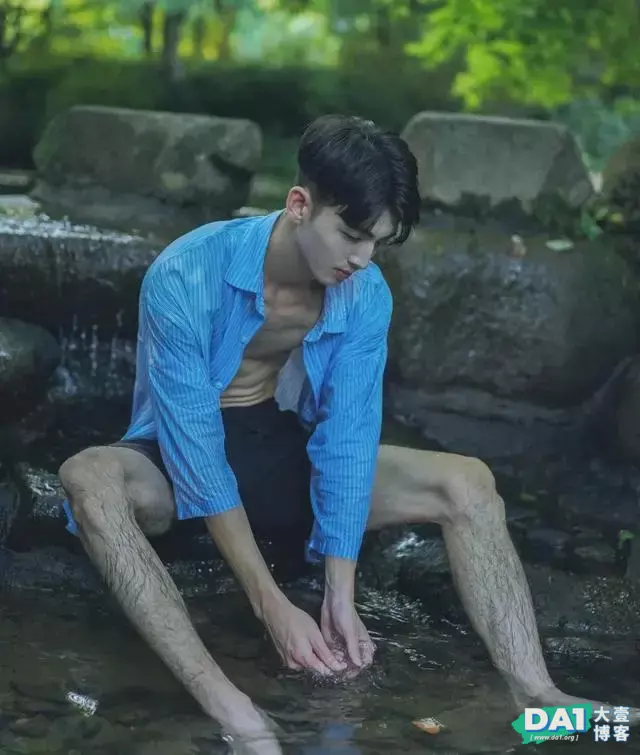 山涧溪水中的阳光腹肌男孩,外形有点酷,网友:画面太美,心动了 山涧溪水中的阳光腹肌男孩,外形有点酷,网友:画面太美,心动了