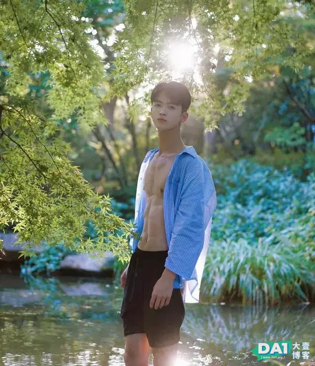 山涧溪水中的阳光腹肌男孩,外形有点酷,网友:画面太美,心动了 山涧溪水中的阳光腹肌男孩,外形有点酷,网友:画面太美,心动了