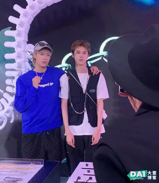 和室友在一起后的甜蜜日常生活,原来和颜值高男生住一起,也不赖 和室友在一起后的甜蜜日常生活,原来和颜值高男生住一起,也不赖