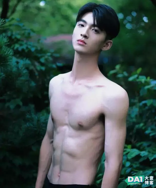 山涧溪水中的阳光腹肌男孩,外形有点酷,网友:画面太美,心动了 山涧溪水中的阳光腹肌男孩,外形有点酷,网友:画面太美,心动了