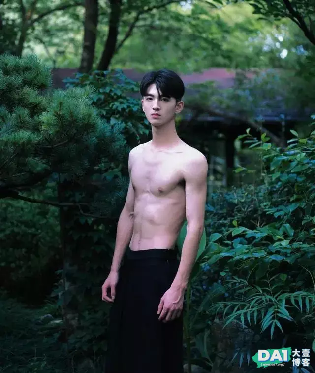 山涧溪水中的阳光腹肌男孩,外形有点酷,网友:画面太美,心动了 山涧溪水中的阳光腹肌男孩,外形有点酷,网友:画面太美,心动了