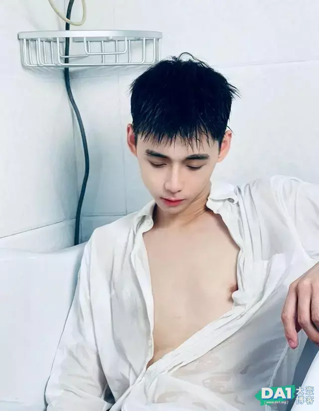 俊美清秀的容颜、白里透红的肌肤，作为大1小奶狗，又要被受虐了