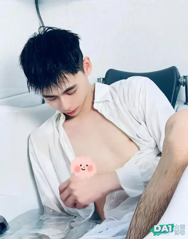 俊美清秀的容颜、白里透红的肌肤，作为大1小奶狗，又要被受虐了