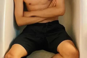 浴缸里的寸头体育生,这个02年出生的腹肌小狼狗弟弟有点心人心动-大壹博客