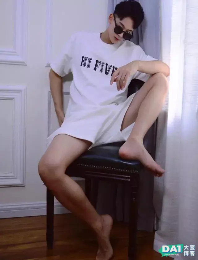 居家男孩的耍酷时刻,光着脚的长腿小奶狗,网友:这气质,心动了 居家男孩的耍酷时刻,光着脚的长腿小奶狗,网友:这气质,心动了