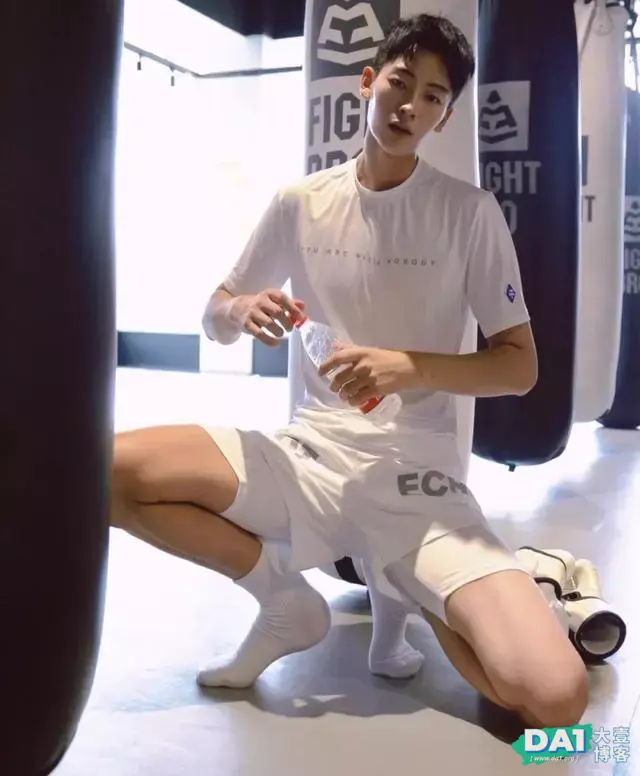 身高185肌肉体育生,干净清爽,爱好健身的臭哥哥可以做你男友吗 身高185肌肉体育生,干净清爽,爱好健身的臭哥哥可以做你男友吗