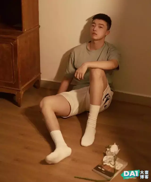 复古民国风的忧郁美少年,昏暗的光线与陈旧的摆设更高贵、优雅! 复古民国风的忧郁美少年,昏暗的光线与陈旧的摆设更高贵、优雅!