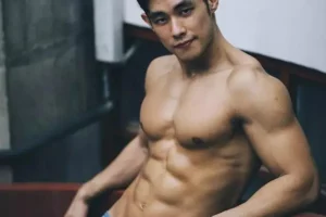 长相酷似“周杰伦”的健硕男生,八块腹肌强壮有力,这身材杠杠的-大壹博客