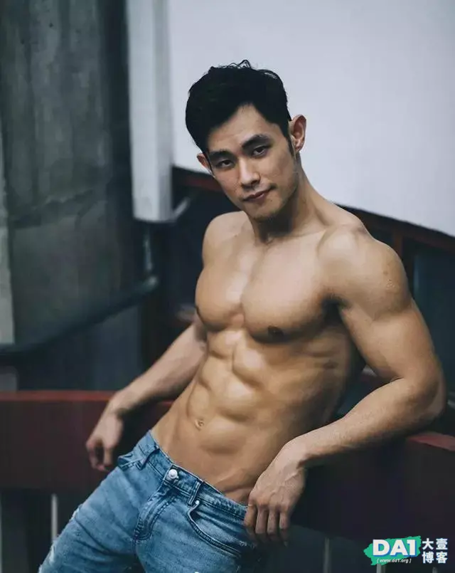 长相酷似“周杰伦”的健硕男生,八块腹肌强壮有力,这身材杠杠的 长相酷似“周杰伦”的健硕男生,八块腹肌强壮有力,这身材杠杠的