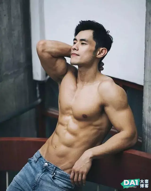 长相酷似“周杰伦”的健硕男生,八块腹肌强壮有力,这身材杠杠的 长相酷似“周杰伦”的健硕男生,八块腹肌强壮有力,这身材杠杠的