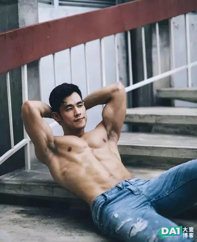 长相酷似“周杰伦”的健硕男生,八块腹肌强壮有力,这身材杠杠的 长相酷似“周杰伦”的健硕男生,八块腹肌强壮有力,这身材杠杠的