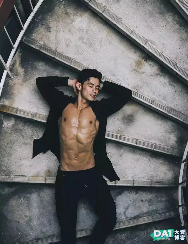 长相酷似“周杰伦”的健硕男生,八块腹肌强壮有力,这身材杠杠的 长相酷似“周杰伦”的健硕男生,八块腹肌强壮有力,这身材杠杠的