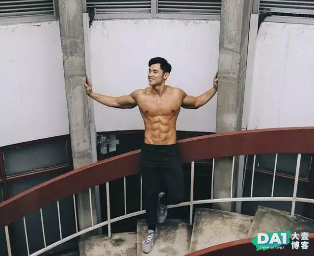长相酷似“周杰伦”的健硕男生,八块腹肌强壮有力,这身材杠杠的 长相酷似“周杰伦”的健硕男生,八块腹肌强壮有力,这身材杠杠的
