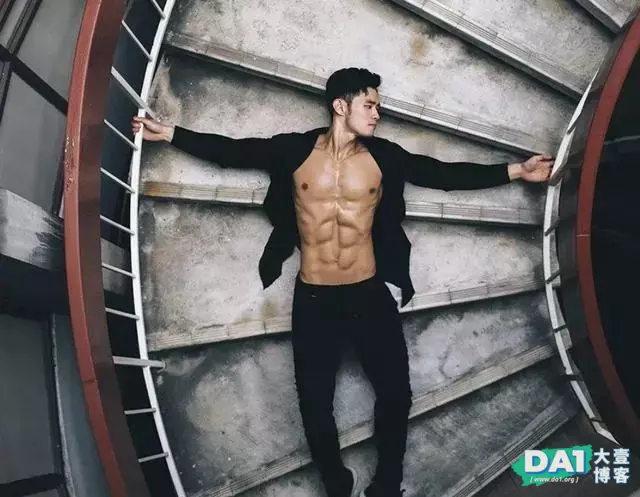 长相酷似“周杰伦”的健硕男生,八块腹肌强壮有力,这身材杠杠的 长相酷似“周杰伦”的健硕男生,八块腹肌强壮有力,这身材杠杠的