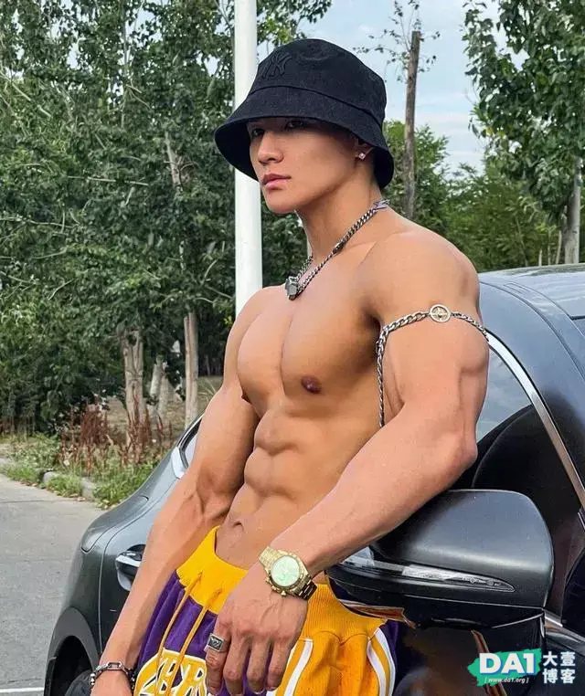 光着膀子的健身教练为你开车,这颜值与身材,不心动那就不正常! 光着膀子的健身教练为你开车,这颜值与身材,不心动那就不正常!