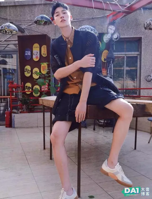 英俊帅气的小哥哥这样穿,显白更显酷,焦糖色系拯救黄皮肤男孩! 英俊帅气的小哥哥这样穿,显白更显酷,焦糖色系拯救黄皮肤男孩!