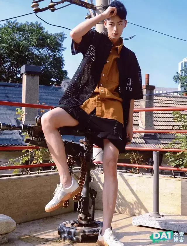 英俊帅气的小哥哥这样穿,显白更显酷,焦糖色系拯救黄皮肤男孩! 英俊帅气的小哥哥这样穿,显白更显酷,焦糖色系拯救黄皮肤男孩!