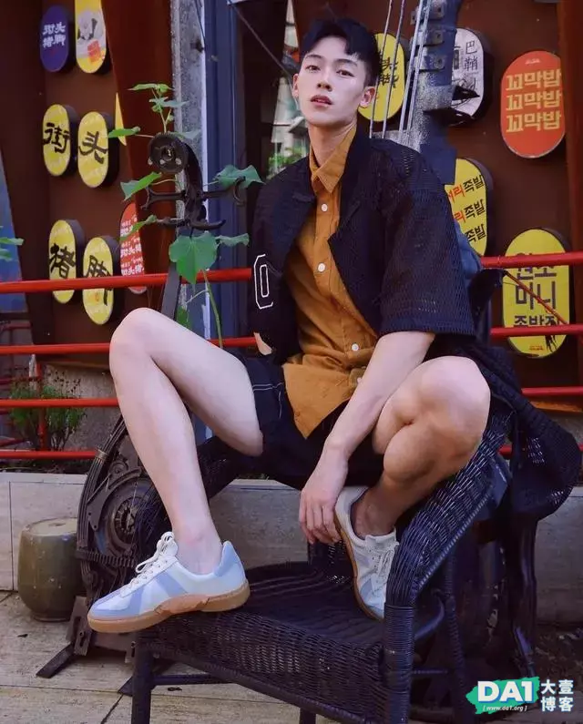 英俊帅气的小哥哥这样穿,显白更显酷,焦糖色系拯救黄皮肤男孩! 英俊帅气的小哥哥这样穿,显白更显酷,焦糖色系拯救黄皮肤男孩!