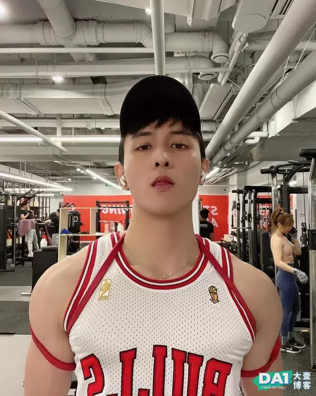 高颜值网红玩转流量密码,又奶又帅眉眼精致的小哥哥,这也太可了 高颜值网红玩转流量密码,又奶又帅眉眼精致的小哥哥,这也太可了