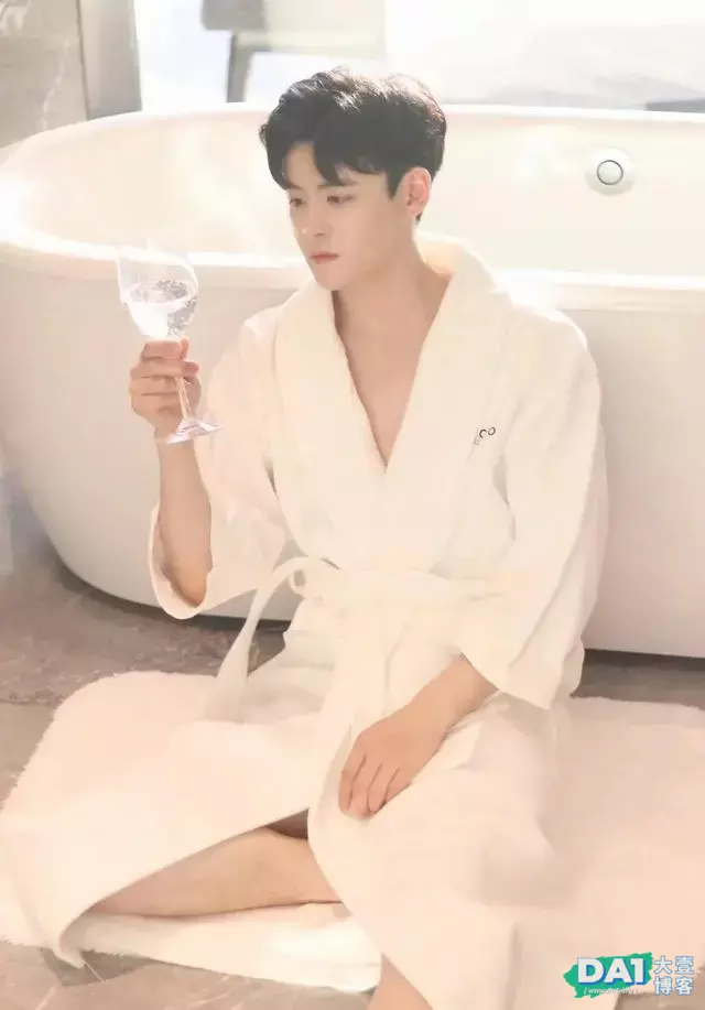 穿浴袍的斯文帅气小奶狗,纯天然无公害的颜值,暖男形象爆棚哦! 穿浴袍的斯文帅气小奶狗,纯天然无公害的颜值,暖男形象爆棚哦!