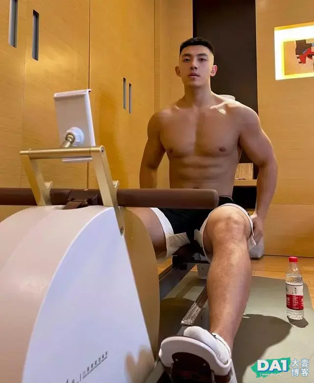 满身胶原蛋白的体育生小哥哥,搓衣板腹肌,结实肌肉,有点心动了 满身胶原蛋白的体育生小哥哥,搓衣板腹肌,结实肌肉,有点心动了