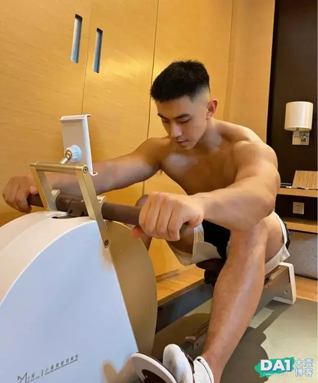 满身胶原蛋白的体育生小哥哥,搓衣板腹肌,结实肌肉,有点心动了 满身胶原蛋白的体育生小哥哥,搓衣板腹肌,结实肌肉,有点心动了