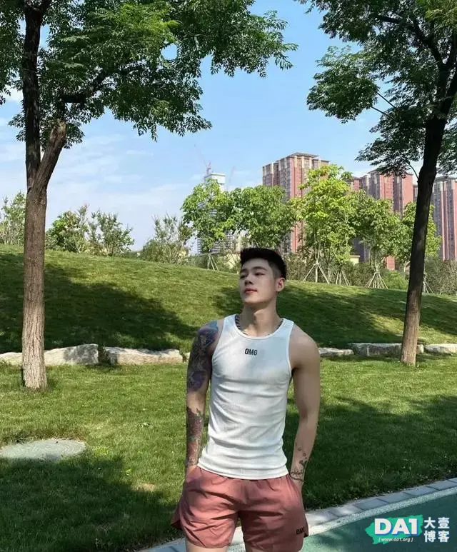健身房更衣室里的00后花臂小奶狗,阳光帅气又纯又野还有点痞酷! 健身房更衣室里的00后花臂小奶狗,阳光帅气又纯又野还有点痞酷!