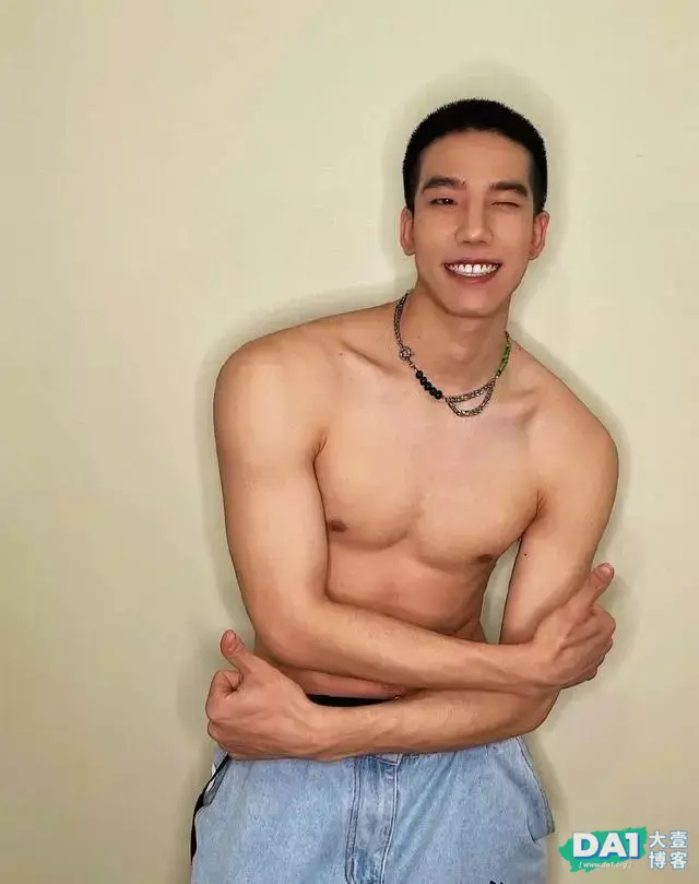 邻家薄肌体育生19岁的阳刚小狼狗,身材健硕,网友直呼直接被电到 邻家薄肌体育生19岁的阳刚小狼狗,身材健硕,网友直呼直接被电到
