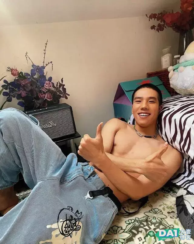 邻家薄肌体育生19岁的阳刚小狼狗,身材健硕,网友直呼直接被电到 邻家薄肌体育生19岁的阳刚小狼狗,身材健硕,网友直呼直接被电到